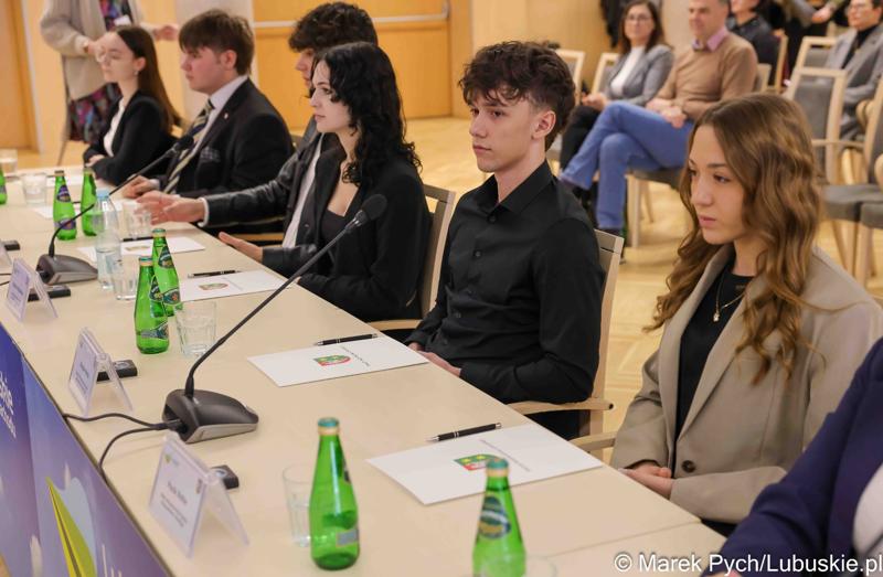 Inauguracyjna sesja Młodzieżowego Sejmiku Województwa Lubuskiego kadencji 2025-2027. Młodzi radni odebrali zaświadczenia o wyborze i gratulacje od przedstawicieli samorządu.