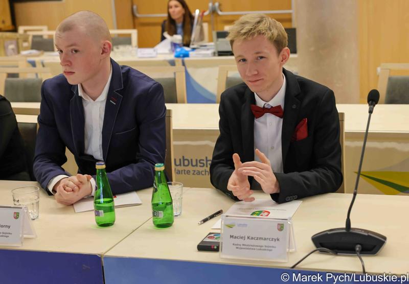 Inauguracyjna sesja Młodzieżowego Sejmiku Województwa Lubuskiego kadencji 2025-2027. Młodzi radni odebrali zaświadczenia o wyborze i gratulacje od przedstawicieli samorządu.