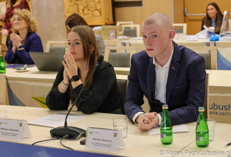 Inauguracyjna sesja Młodzieżowego Sejmiku Województwa Lubuskiego kadencji 2025-2027. Młodzi radni odebrali zaświadczenia o wyborze i gratulacje od przedstawicieli samorządu.