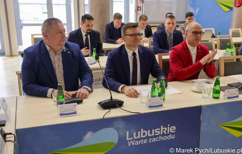 Inauguracyjna sesja Młodzieżowego Sejmiku Województwa Lubuskiego kadencji 2025-2027. Młodzi radni odebrali zaświadczenia o wyborze i gratulacje od przedstawicieli samorządu.