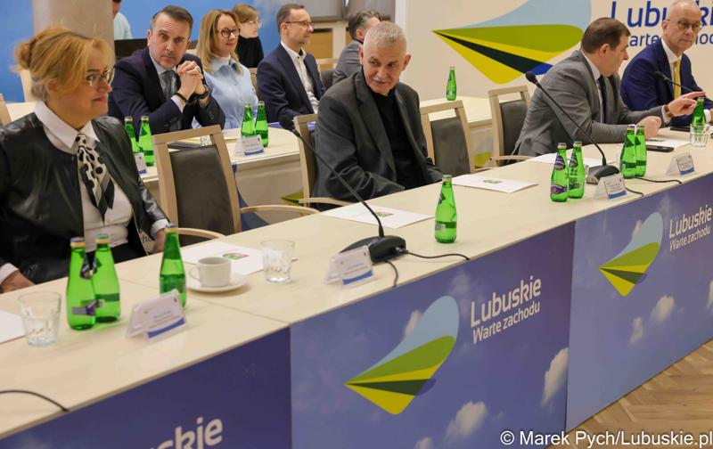 Inauguracyjna sesja Młodzieżowego Sejmiku Województwa Lubuskiego kadencji 2025-2027. Młodzi radni odebrali zaświadczenia o wyborze i gratulacje od przedstawicieli samorządu.