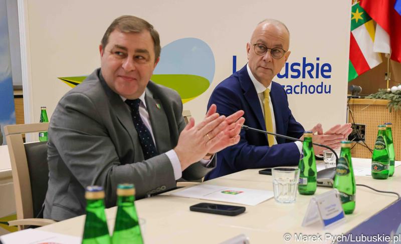Inauguracyjna sesja Młodzieżowego Sejmiku Województwa Lubuskiego kadencji 2025-2027. Młodzi radni odebrali zaświadczenia o wyborze i gratulacje od przedstawicieli samorządu.