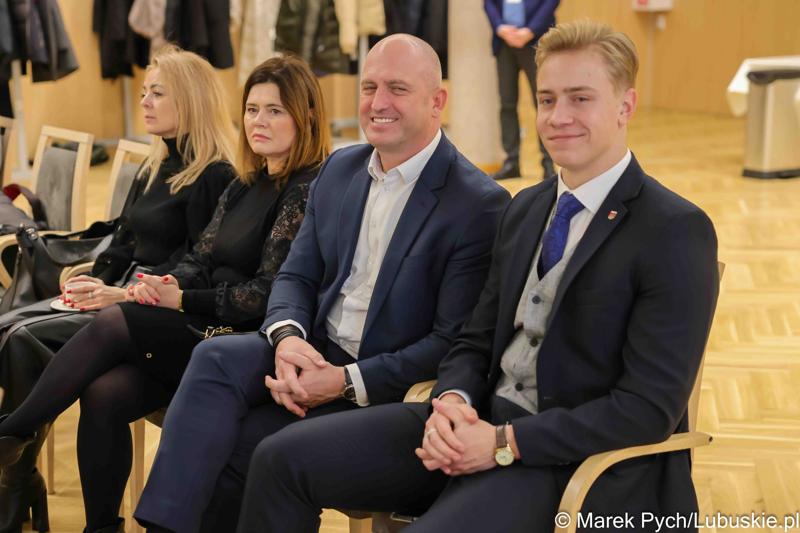 Inauguracyjna sesja Młodzieżowego Sejmiku Województwa Lubuskiego kadencji 2025-2027. Młodzi radni odebrali zaświadczenia o wyborze i gratulacje od przedstawicieli samorządu.