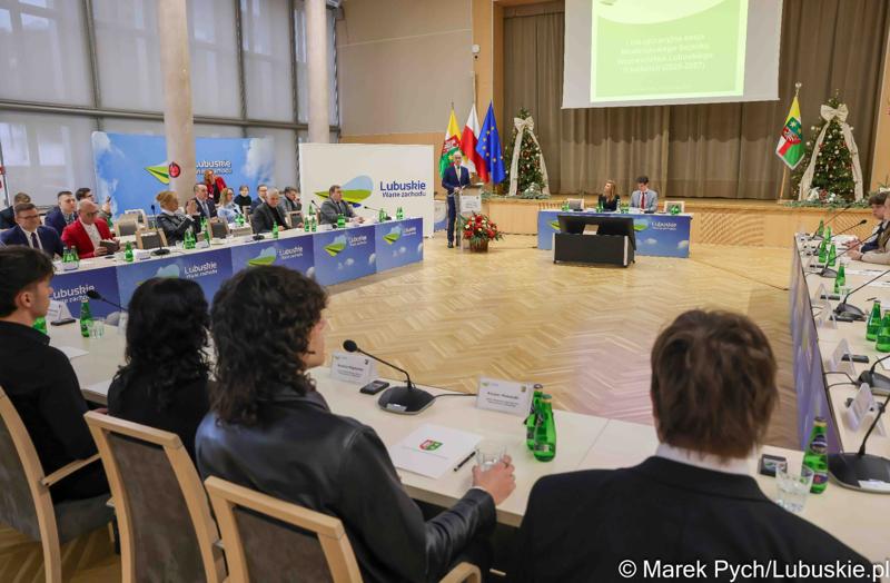 Inauguracyjna sesja Młodzieżowego Sejmiku Województwa Lubuskiego kadencji 2025-2027. Młodzi radni odebrali zaświadczenia o wyborze i gratulacje od przedstawicieli samorządu.