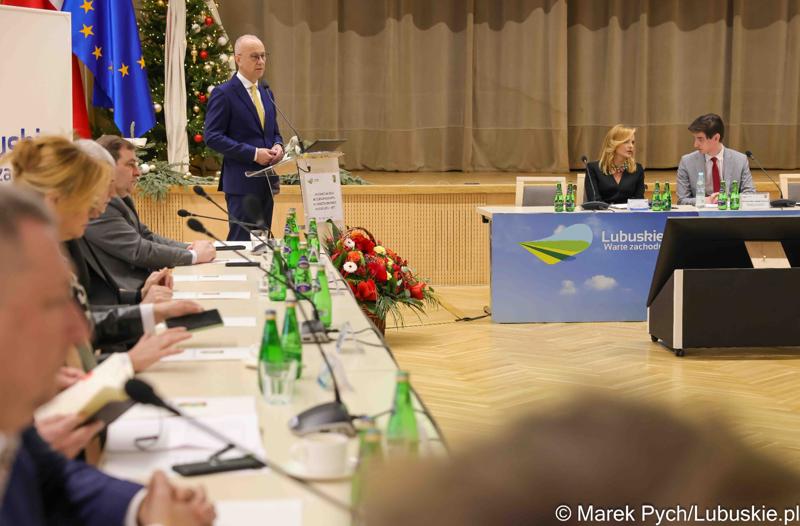 Marszałek Województwa Lubuskiego Marcin Jabłoński przemawia podczas inauguracyjnej sesji Młodzieżowego Sejmiku Województwa Lubuskiego kadencji 2025-2027
