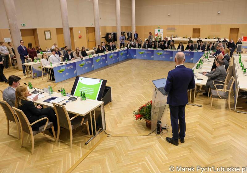 Inauguracyjna sesja Młodzieżowego Sejmiku Województwa Lubuskiego kadencji 2025-2027. Młodzi radni odebrali zaświadczenia o wyborze i gratulacje od przedstawicieli samorządu.