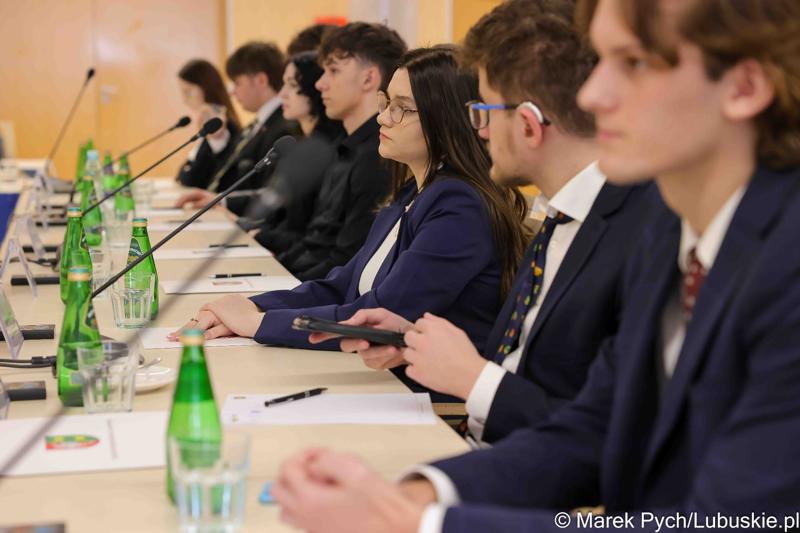 Inauguracyjna sesja Młodzieżowego Sejmiku Województwa Lubuskiego kadencji 2025-2027. Młodzi radni odebrali zaświadczenia o wyborze i gratulacje od przedstawicieli samorządu.