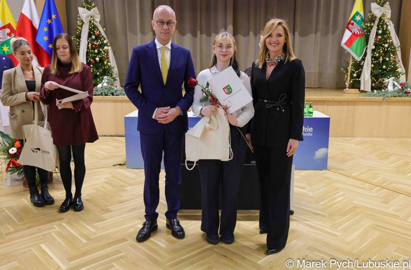 Inauguracyjna sesja Młodzieżowego Sejmiku Województwa Lubuskiego kadencji 2025-2027. Młodzi radni odebrali zaświadczenia o wyborze i gratulacje od przedstawicieli samorządu.