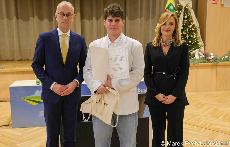 Inauguracyjna sesja Młodzieżowego Sejmiku Województwa Lubuskiego kadencji 2025-2027. Młodzi radni odebrali zaświadczenia o wyborze i gratulacje od przedstawicieli samorządu.
