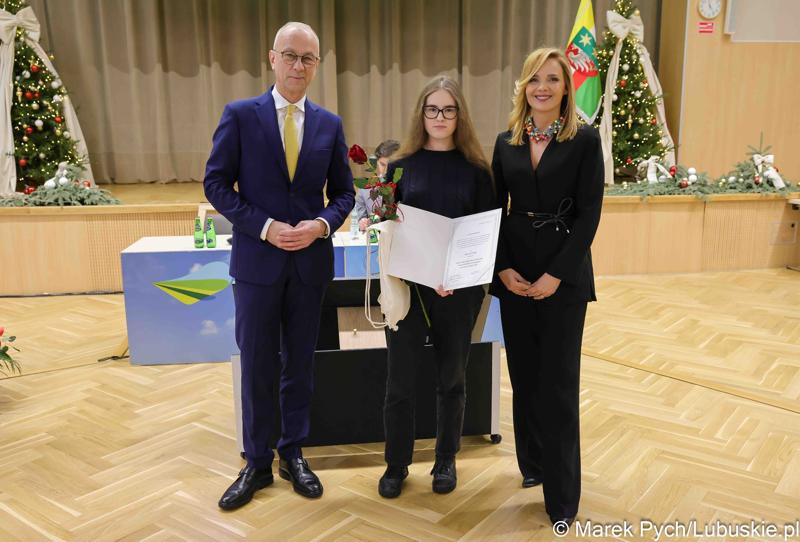 Inauguracyjna sesja Młodzieżowego Sejmiku Województwa Lubuskiego kadencji 2025-2027. Młodzi radni odebrali zaświadczenia o wyborze i gratulacje od przedstawicieli samorządu.