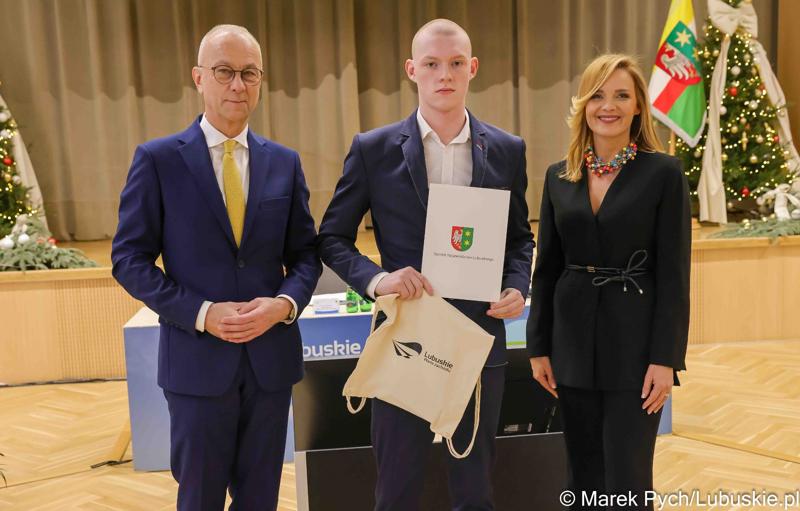 Inauguracyjna sesja Młodzieżowego Sejmiku Województwa Lubuskiego kadencji 2025-2027. Młodzi radni odebrali zaświadczenia o wyborze i gratulacje od przedstawicieli samorządu.