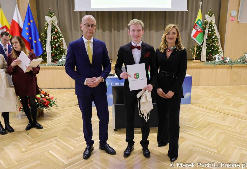 Inauguracyjna sesja Młodzieżowego Sejmiku Województwa Lubuskiego kadencji 2025-2027. Młodzi radni odebrali zaświadczenia o wyborze i gratulacje od przedstawicieli samorządu.