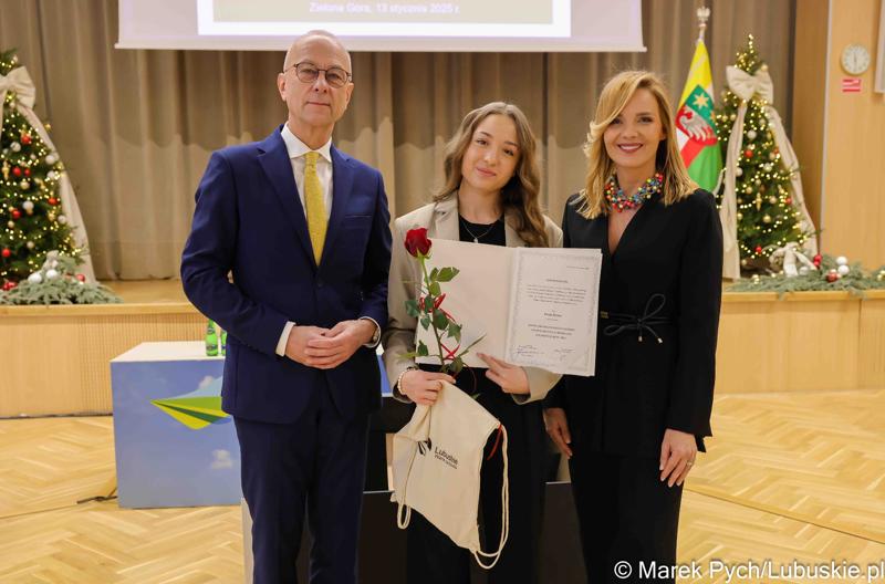 Inauguracyjna sesja Młodzieżowego Sejmiku Województwa Lubuskiego kadencji 2025-2027. Młodzi radni odebrali zaświadczenia o wyborze i gratulacje od przedstawicieli samorządu.