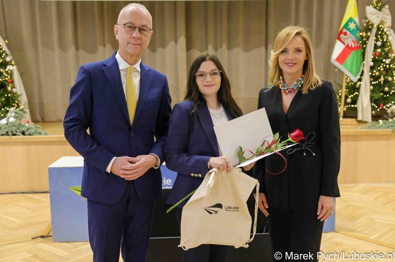 Inauguracyjna sesja Młodzieżowego Sejmiku Województwa Lubuskiego kadencji 2025-2027. Młodzi radni odebrali zaświadczenia o wyborze i gratulacje od przedstawicieli samorządu.