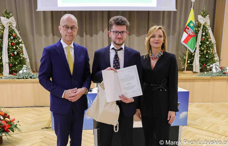 Inauguracyjna sesja Młodzieżowego Sejmiku Województwa Lubuskiego kadencji 2025-2027. Młodzi radni odebrali zaświadczenia o wyborze i gratulacje od przedstawicieli samorządu.