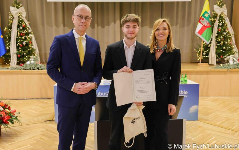 Inauguracyjna sesja Młodzieżowego Sejmiku Województwa Lubuskiego kadencji 2025-2027. Młodzi radni odebrali zaświadczenia o wyborze i gratulacje od przedstawicieli samorządu.