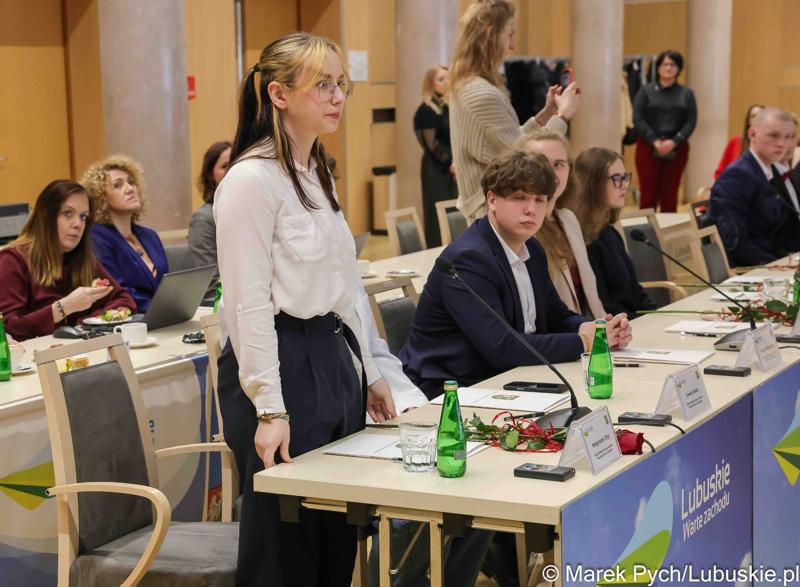 Inauguracyjna sesja Młodzieżowego Sejmiku Województwa Lubuskiego kadencji 2025-2027. Młodzi radni odebrali zaświadczenia o wyborze i gratulacje od przedstawicieli samorządu.