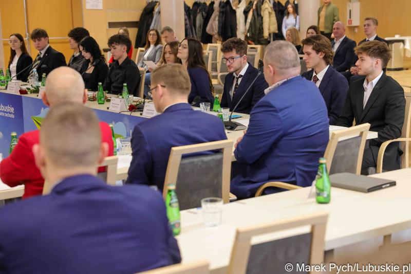 Inauguracyjna sesja Młodzieżowego Sejmiku Województwa Lubuskiego kadencji 2025-2027. Młodzi radni odebrali zaświadczenia o wyborze i gratulacje od przedstawicieli samorządu.
