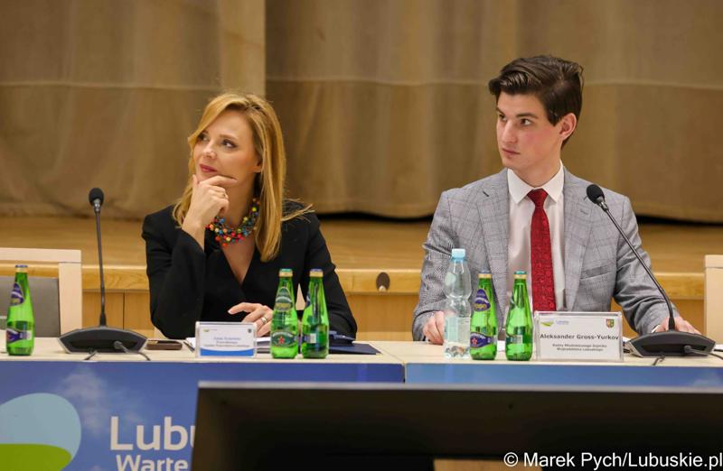 Inauguracyjna sesja Młodzieżowego Sejmiku Województwa Lubuskiego kadencji 2025-2027. Młodzi radni odebrali zaświadczenia o wyborze i gratulacje od przedstawicieli samorządu.