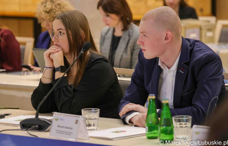 Inauguracyjna sesja Młodzieżowego Sejmiku Województwa Lubuskiego kadencji 2025-2027. Młodzi radni odebrali zaświadczenia o wyborze i gratulacje od przedstawicieli samorządu.