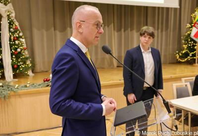 Marszałek Województwa Lubuskiego Marcin Jabłoński przemawia podczas inauguracyjnej sesji Młodzieżowego Sejmiku Województwa Lubuskiego kadencji 2025-2027