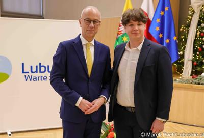 Inauguracyjna sesja Młodzieżowego Sejmiku Województwa Lubuskiego kadencji 2025-2027. Młodzi radni odebrali zaświadczenia o wyborze i gratulacje od przedstawicieli samorządu.