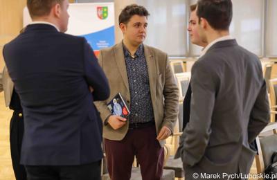 Inauguracyjna sesja Młodzieżowego Sejmiku Województwa Lubuskiego kadencji 2025-2027. Młodzi radni odebrali zaświadczenia o wyborze i gratulacje od przedstawicieli samorządu.