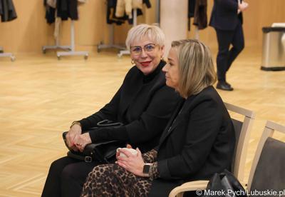 Inauguracyjna sesja Młodzieżowego Sejmiku Województwa Lubuskiego kadencji 2025-2027. Młodzi radni odebrali zaświadczenia o wyborze i gratulacje od przedstawicieli samorządu.