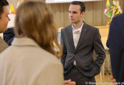 Inauguracyjna sesja Młodzieżowego Sejmiku Województwa Lubuskiego kadencji 2025-2027. Młodzi radni odebrali zaświadczenia o wyborze i gratulacje od przedstawicieli samorządu.