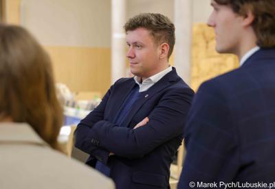 Inauguracyjna sesja Młodzieżowego Sejmiku Województwa Lubuskiego kadencji 2025-2027. Młodzi radni odebrali zaświadczenia o wyborze i gratulacje od przedstawicieli samorządu.