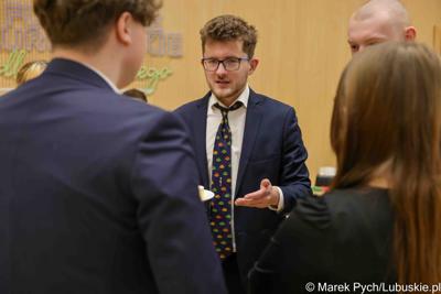 Inauguracyjna sesja Młodzieżowego Sejmiku Województwa Lubuskiego kadencji 2025-2027. Młodzi radni odebrali zaświadczenia o wyborze i gratulacje od przedstawicieli samorządu.
