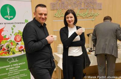 Inauguracyjna sesja Młodzieżowego Sejmiku Województwa Lubuskiego kadencji 2025-2027. Młodzi radni odebrali zaświadczenia o wyborze i gratulacje od przedstawicieli samorządu.