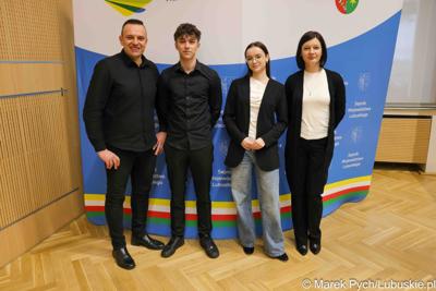 Inauguracyjna sesja Młodzieżowego Sejmiku Województwa Lubuskiego kadencji 2025-2027. Młodzi radni odebrali zaświadczenia o wyborze i gratulacje od przedstawicieli samorządu.