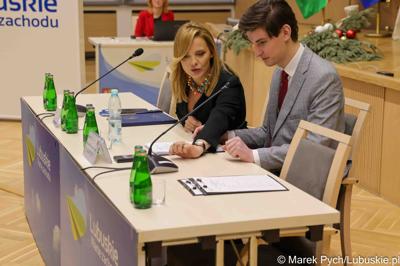 Inauguracyjna sesja Młodzieżowego Sejmiku Województwa Lubuskiego kadencji 2025-2027. Młodzi radni odebrali zaświadczenia o wyborze i gratulacje od przedstawicieli samorządu.