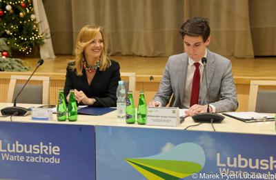 Inauguracyjna sesja Młodzieżowego Sejmiku Województwa Lubuskiego kadencji 2025-2027. Młodzi radni odebrali zaświadczenia o wyborze i gratulacje od przedstawicieli samorządu.