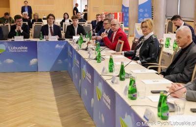 Inauguracyjna sesja Młodzieżowego Sejmiku Województwa Lubuskiego kadencji 2025-2027. Młodzi radni odebrali zaświadczenia o wyborze i gratulacje od przedstawicieli samorządu.
