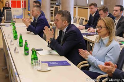 Inauguracyjna sesja Młodzieżowego Sejmiku Województwa Lubuskiego kadencji 2025-2027. Młodzi radni odebrali zaświadczenia o wyborze i gratulacje od przedstawicieli samorządu.