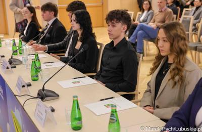 Inauguracyjna sesja Młodzieżowego Sejmiku Województwa Lubuskiego kadencji 2025-2027. Młodzi radni odebrali zaświadczenia o wyborze i gratulacje od przedstawicieli samorządu.