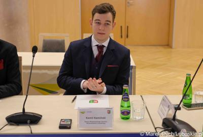 Inauguracyjna sesja Młodzieżowego Sejmiku Województwa Lubuskiego kadencji 2025-2027. Młodzi radni odebrali zaświadczenia o wyborze i gratulacje od przedstawicieli samorządu.