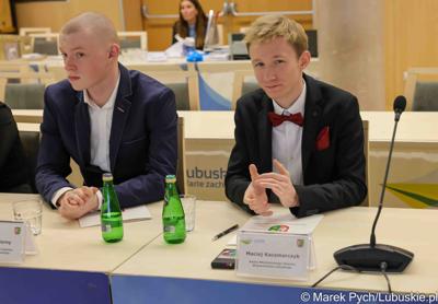 Inauguracyjna sesja Młodzieżowego Sejmiku Województwa Lubuskiego kadencji 2025-2027. Młodzi radni odebrali zaświadczenia o wyborze i gratulacje od przedstawicieli samorządu.