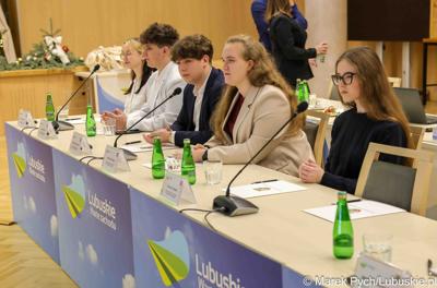 Inauguracyjna sesja Młodzieżowego Sejmiku Województwa Lubuskiego kadencji 2025-2027. Młodzi radni odebrali zaświadczenia o wyborze i gratulacje od przedstawicieli samorządu.