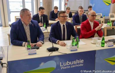 Inauguracyjna sesja Młodzieżowego Sejmiku Województwa Lubuskiego kadencji 2025-2027. Młodzi radni odebrali zaświadczenia o wyborze i gratulacje od przedstawicieli samorządu.