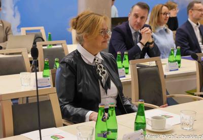 Inauguracyjna sesja Młodzieżowego Sejmiku Województwa Lubuskiego kadencji 2025-2027. Młodzi radni odebrali zaświadczenia o wyborze i gratulacje od przedstawicieli samorządu.