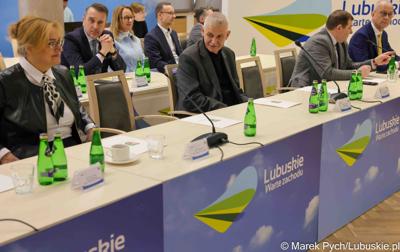 Inauguracyjna sesja Młodzieżowego Sejmiku Województwa Lubuskiego kadencji 2025-2027. Młodzi radni odebrali zaświadczenia o wyborze i gratulacje od przedstawicieli samorządu.