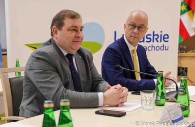 Inauguracyjna sesja Młodzieżowego Sejmiku Województwa Lubuskiego kadencji 2025-2027. Młodzi radni odebrali zaświadczenia o wyborze i gratulacje od przedstawicieli samorządu.