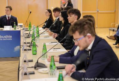 Inauguracyjna sesja Młodzieżowego Sejmiku Województwa Lubuskiego kadencji 2025-2027. Młodzi radni odebrali zaświadczenia o wyborze i gratulacje od przedstawicieli samorządu.