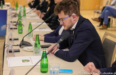 Inauguracyjna sesja Młodzieżowego Sejmiku Województwa Lubuskiego kadencji 2025-2027. Młodzi radni odebrali zaświadczenia o wyborze i gratulacje od przedstawicieli samorządu.