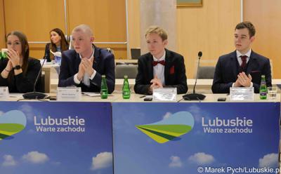 Inauguracyjna sesja Młodzieżowego Sejmiku Województwa Lubuskiego kadencji 2025-2027. Młodzi radni odebrali zaświadczenia o wyborze i gratulacje od przedstawicieli samorządu.