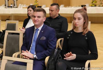 Inauguracyjna sesja Młodzieżowego Sejmiku Województwa Lubuskiego kadencji 2025-2027. Młodzi radni odebrali zaświadczenia o wyborze i gratulacje od przedstawicieli samorządu.