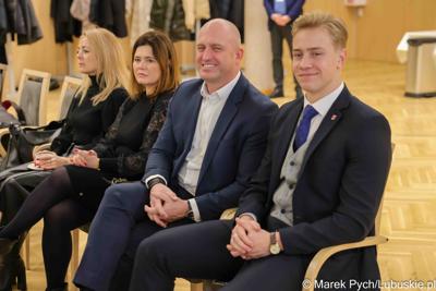 Inauguracyjna sesja Młodzieżowego Sejmiku Województwa Lubuskiego kadencji 2025-2027. Młodzi radni odebrali zaświadczenia o wyborze i gratulacje od przedstawicieli samorządu.